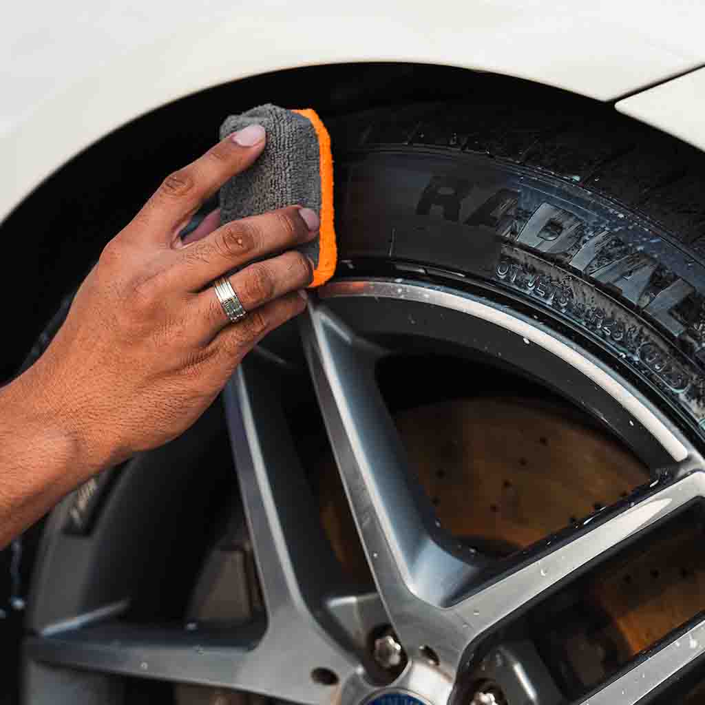Mobile car wash Dubai, UAE. Tire polishing — AquaShine